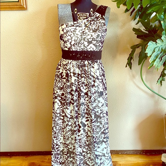 MaxandCleo Dresses & Skirts - MaxandCleo One Shoulder Prom Gown